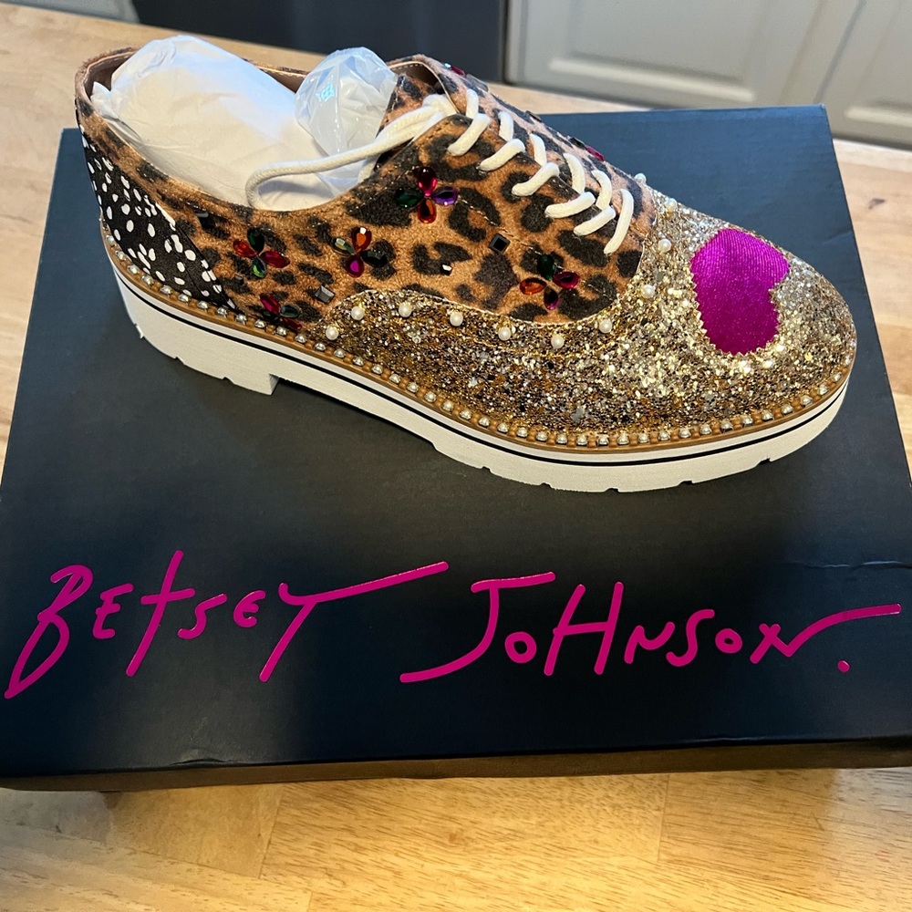 🆕 Betsey Johnson Pixxy Gold Multi Loafers